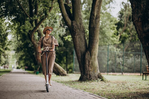 Jeune femme, équitation, scooter, dans parc