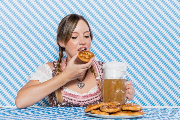 Jeune femme essayant des bretzels bavarois