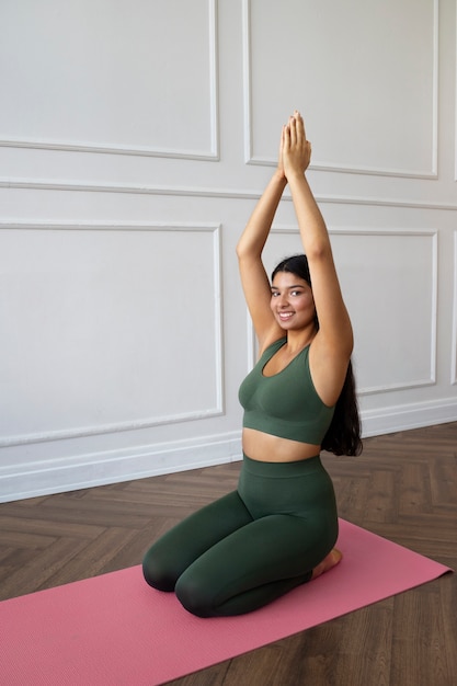 Photo gratuite jeune femme avec l'essentiel du yoga