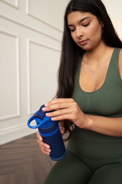 Photo gratuite jeune femme avec l'essentiel du yoga