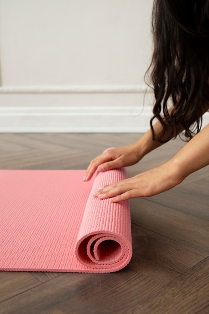 Photo gratuite jeune femme avec l'essentiel du yoga