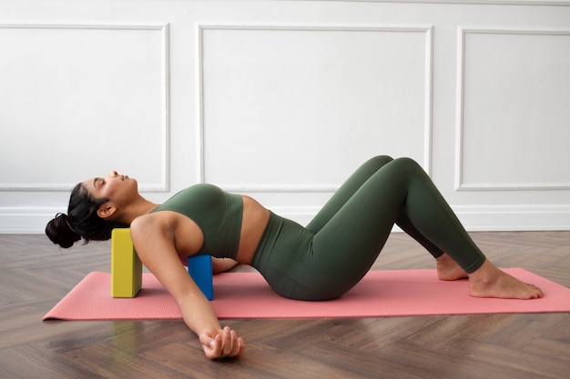 Jeune femme avec l'essentiel du yoga