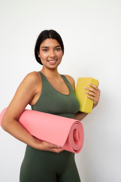 Jeune femme avec l'essentiel du yoga