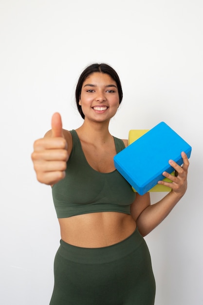 Photo gratuite jeune femme avec l'essentiel du yoga