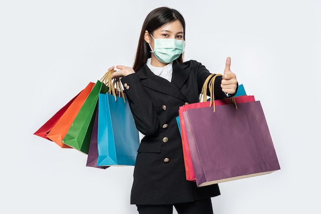 La jeune femme était vêtue de noir avec un masque et portait un sac pour faire ses courses