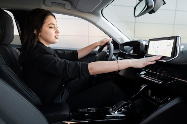 Jeune femme étant un conducteur uber