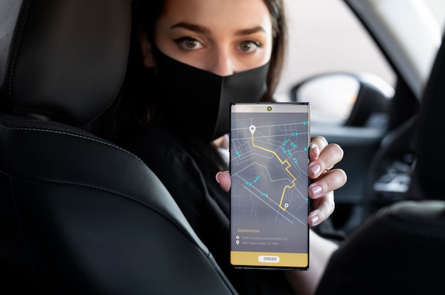 Photo gratuite jeune femme étant un conducteur uber