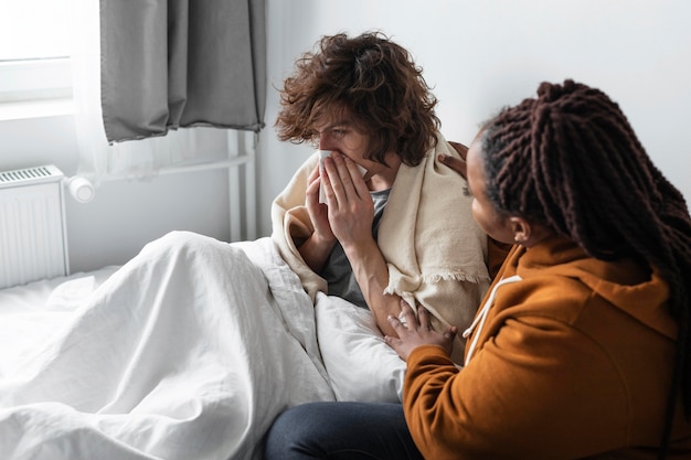 Jeune femme étant proche de son ami malade