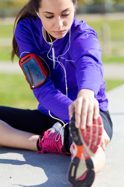 Photo gratuite jeune femme étiré et se préparer à courir