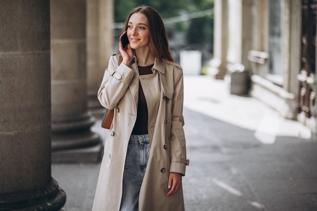 Jeune, femme, étudiant, université, conversation, téléphone