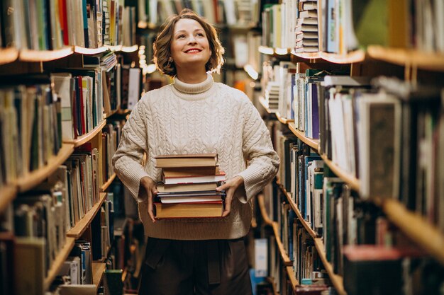 Jeune, femme, étudier, bibliothèque