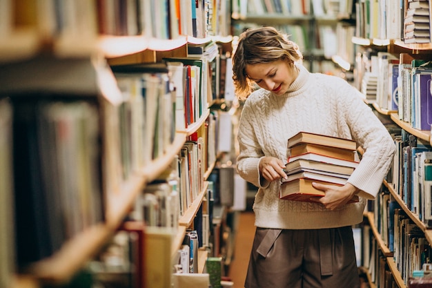 Photo gratuite jeune, femme, étudier, bibliothèque