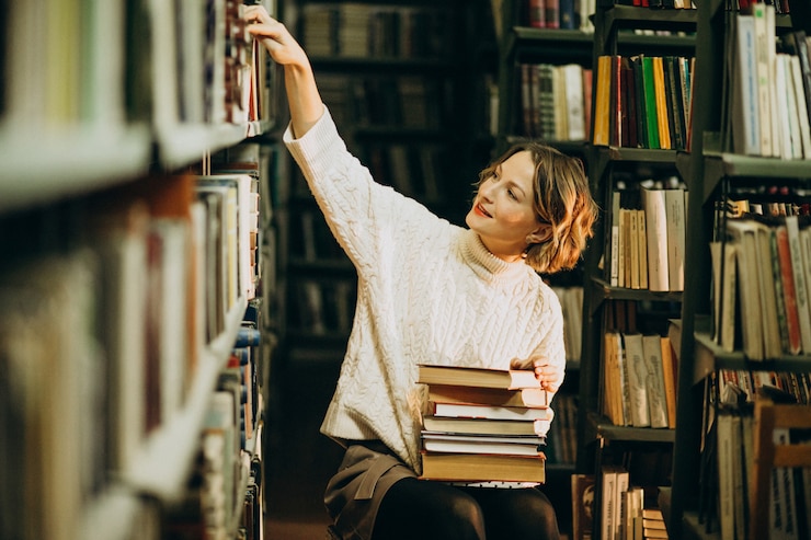 Photo gratuit jeune, femme, étudier, bibliothèque