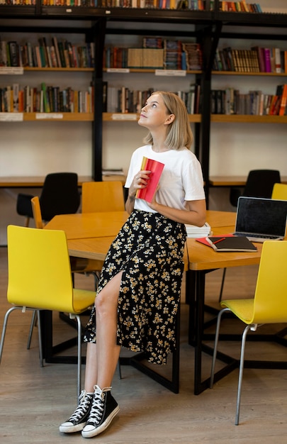 Photo gratuite jeune femme, étudier, à, bibliothèque