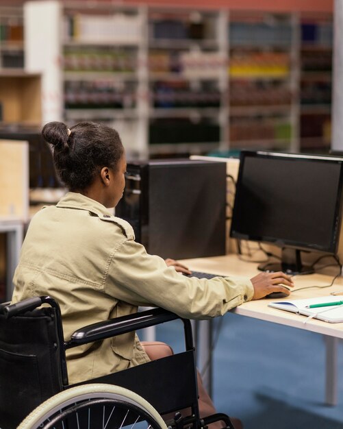 Jeune femme, étudier, dans, bibliothèque