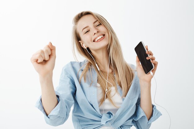 Jeune femme européenne aux cheveux blonds