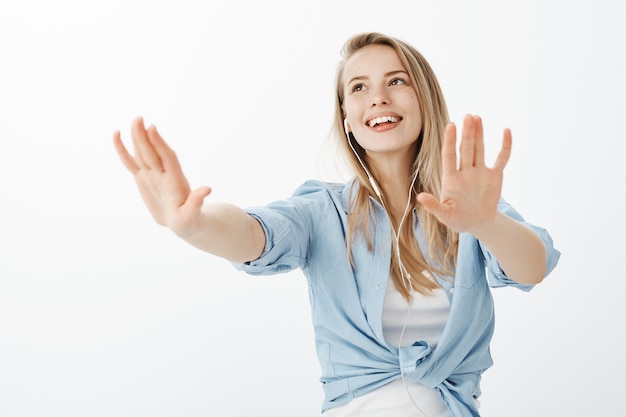 Jeune femme européenne aux cheveux blonds