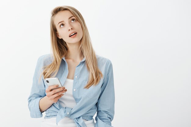 Jeune femme européenne aux cheveux blonds