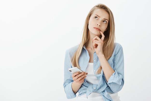 Jeune femme européenne aux cheveux blonds