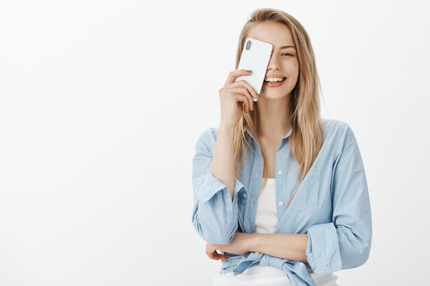 Jeune femme européenne aux cheveux blonds