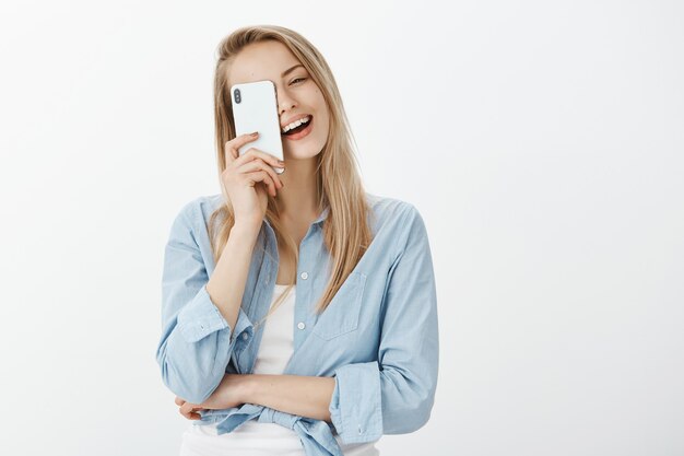 Jeune femme européenne aux cheveux blonds