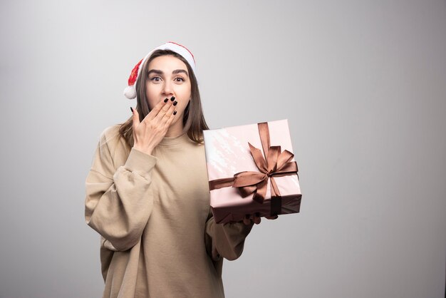 Jeune femme excitée par un cadeau de Noël.