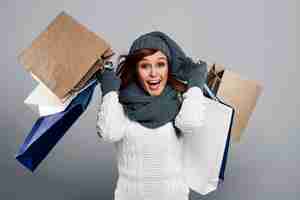Photo gratuite jeune femme excitée pendant la vente d'hiver