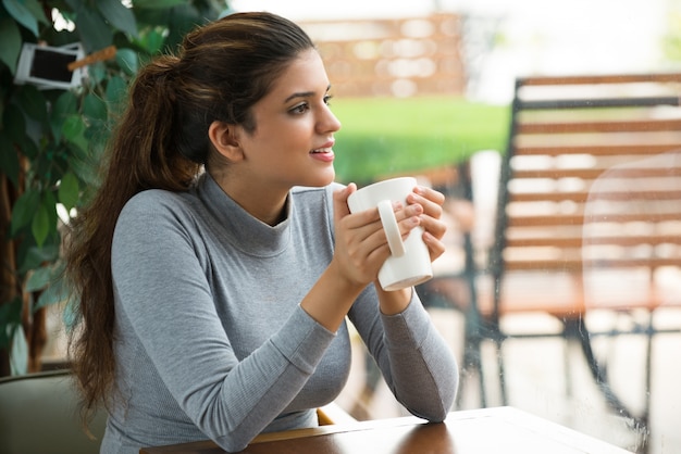 Une jeune femme excitée qui rêve d&#39;avenir