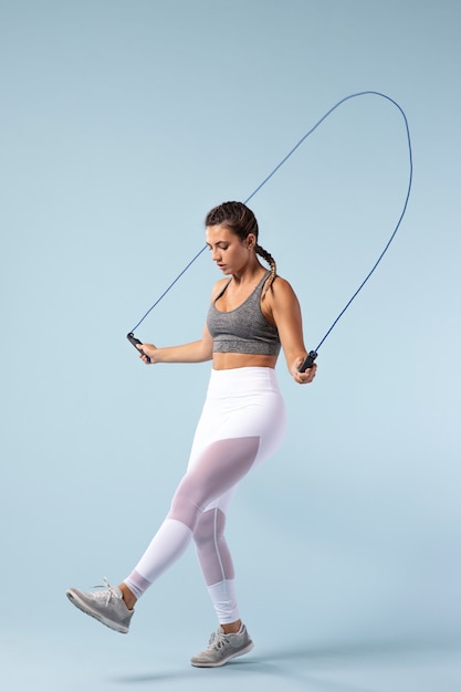 Jeune femme exerçant avec une corde à sauter