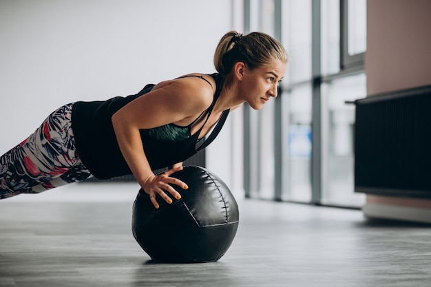 Jeune Femme Exerçant Dans La Salle De Gym Avec Poids