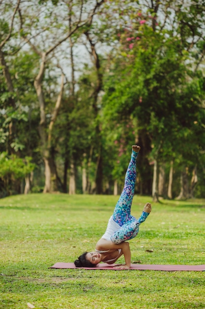 Jeune femme experte en yoga