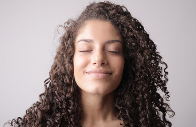 jeune femme avec expression de plaisir