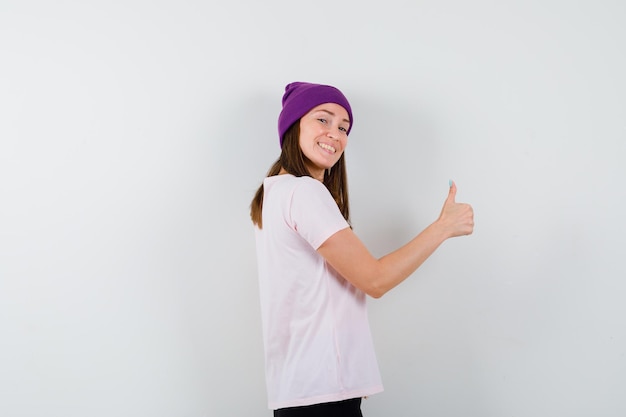 Une jeune femme expressive posant dans le studio.