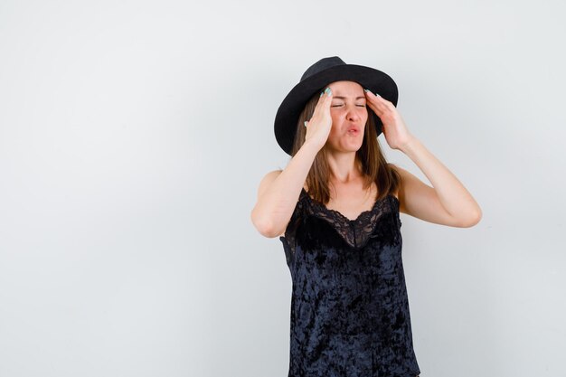 Jeune femme expressive posant dans le studio