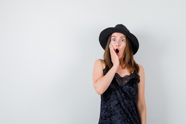 Jeune femme expressive posant dans le studio