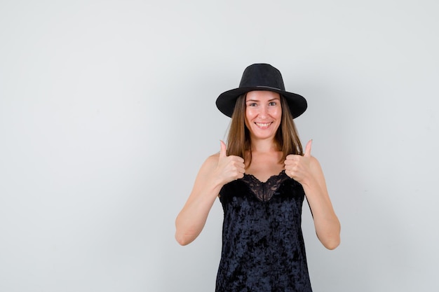 Jeune femme expressive posant dans le studio