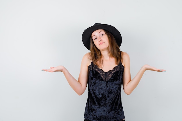 Jeune femme expressive posant dans le studio