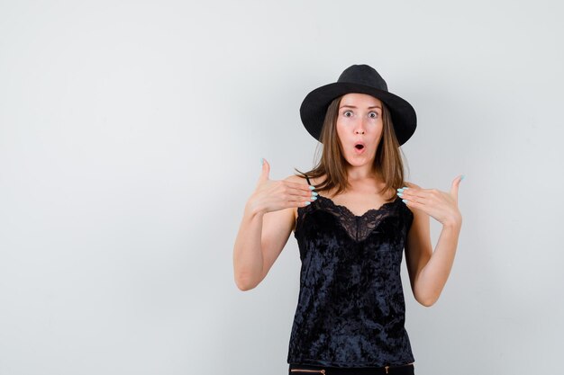 Jeune femme expressive posant dans le studio