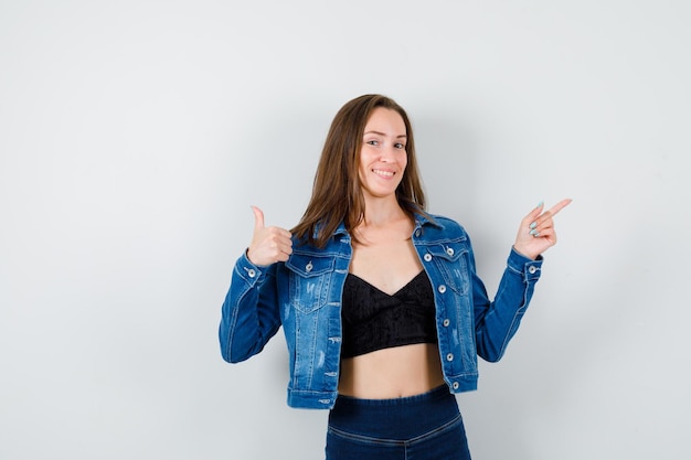 Jeune femme expressive posant dans le studio