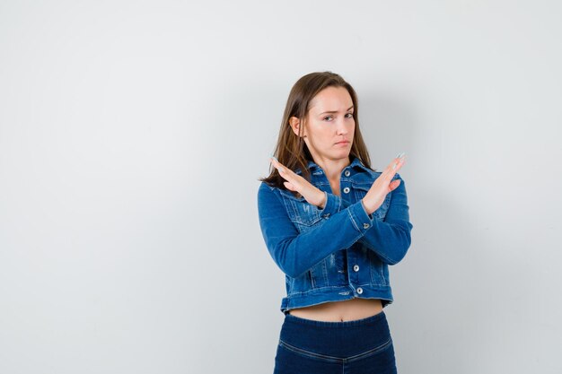 Jeune femme expressive posant dans le studio