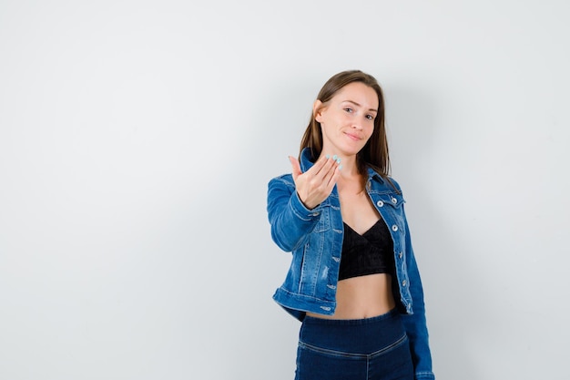 Jeune femme expressive posant dans le studio