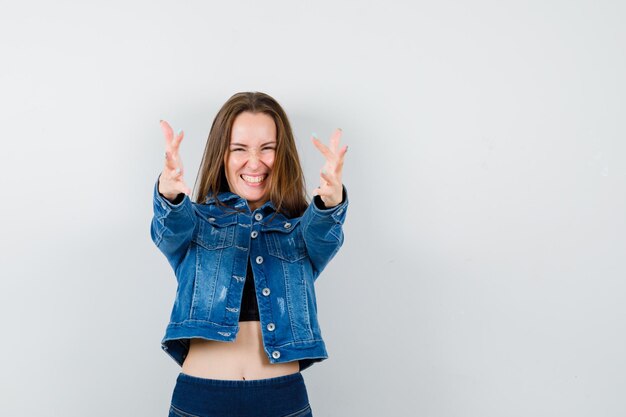 Jeune femme expressive posant dans le studio