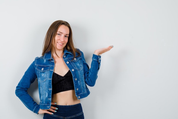 Jeune femme expressive posant dans le studio