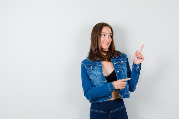 Jeune femme expressive posant dans le studio