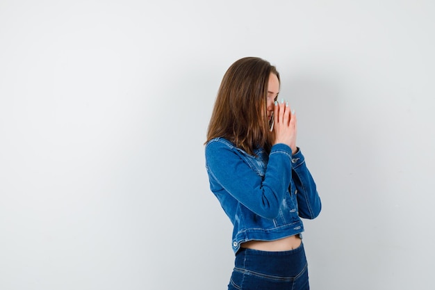 Jeune femme expressive posant dans le studio