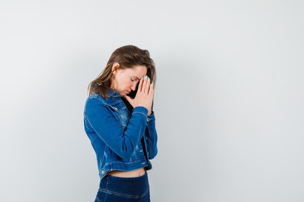 Jeune femme expressive posant dans le studio