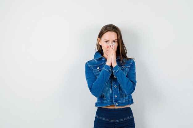 Jeune femme expressive posant dans le studio