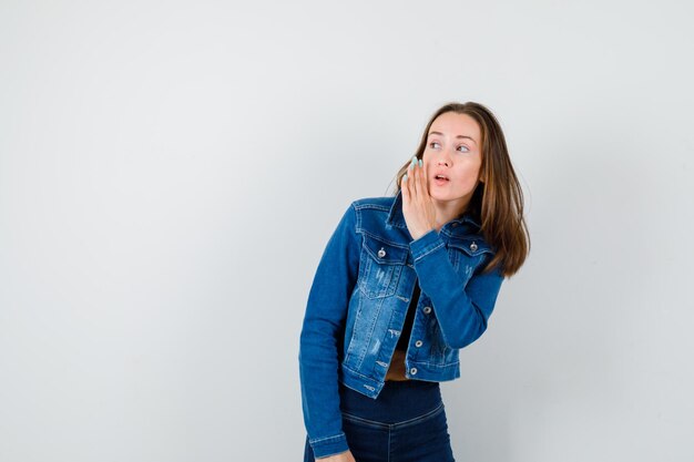 Jeune femme expressive posant dans le studio