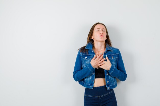 Jeune femme expressive posant dans le studio