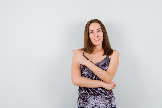 Jeune femme expressive posant dans le studio